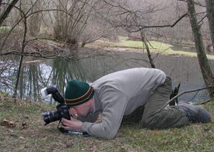 Juan realizando fotografías de campo